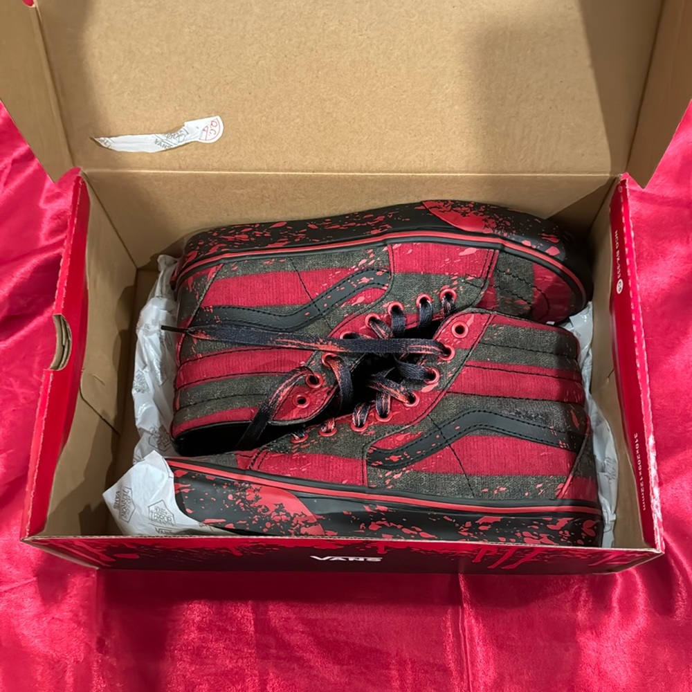 Sk8 HI nightmare on Elm street vans